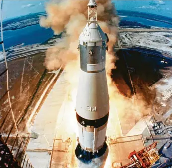  ??  ?? Florida, Cape Canaveral, 16. Juli 1969, 9:32 Uhr Ortszeit: Die Saturn-V-Rakete mit den drei Astronaute­n an Bord hebt planmäßig vom Kennedy Space Center ab.