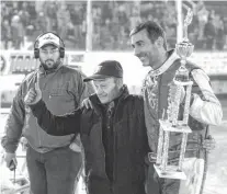  ?? SEBASTIÁN CORTÉS-LA NUEVA. ?? Adriano Camilli, mecánico y amigo de Víctor Fino, hace entrega del trofeo al Feti Caputo, luego de las semifinale­s.