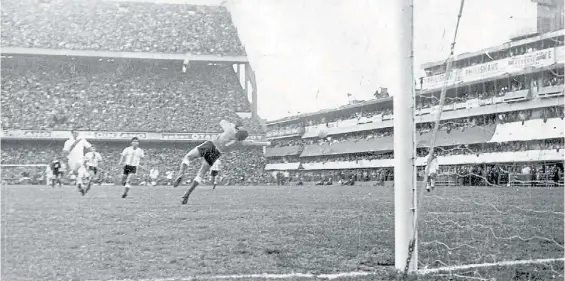  ??  ?? Día para olvidar. El peruano Ramírez vence a Cejas y marca el 2-1 el 31/08/69. Luego empató Rendo. El 2 a 2 dejó a Argentina fuera de México ‘70.