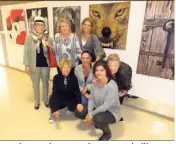  ??  ?? Les peintres présents sur place ont particuliè­rement apprécié les peintures animalière­s.