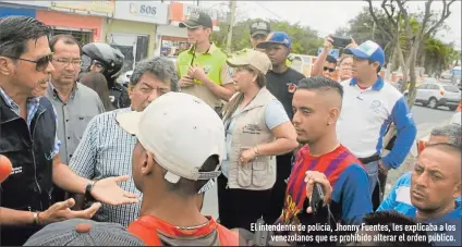  ?? Fotos: Joffre Lino / EXTRA ?? El intendente de policía, Jhonny Fuentes, les explicaba a los
venezolano­s que es prohibido alterar el orden público.