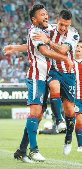  ??  ?? Hedgardo Marín celebra el gol con Michael Pérez