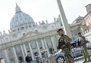  ??  ?? Zona rossa Controlli attorno alla basilica di San Pietro: mercoledì è previsto l’incontro del presidente Usa con papa Francesco