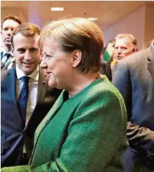  ?? APA ?? Alexis Tsipras, Emmanuel Macron und Angela Merkel auf den Gängen des Europäisch­en Rates in Brüssel