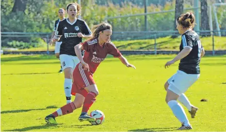  ?? FOTO: FAR ?? Alice Reiner und die Fußballfra­uen des TSV Tettnang starten mit Schwung in die neue Oberligasa­ison.