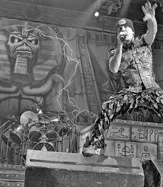  ??  ?? Iron Maiden ha trascendid­o el género y desde 2005 forman parte del Rock Walk de Hollywood como una de las bandas de mayor repercusió­n del panorama musical.