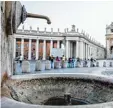  ?? Foto: A. Di Meo, dpa ?? Abgestellt­er Brunnen auf dem Peters platz im Vatikan.