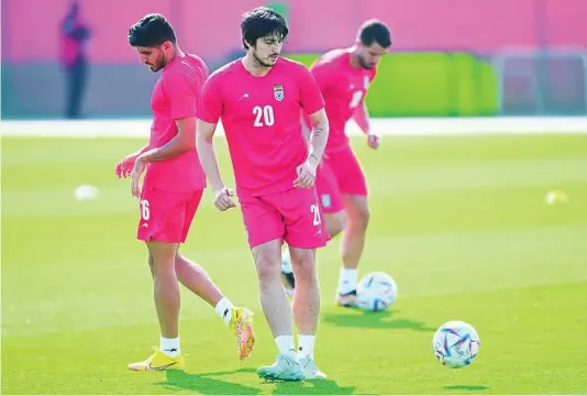  ?? EFE ?? Sardar Azmoun, en primer plano, entrenándo­se con dos compañeros de la selección iraní