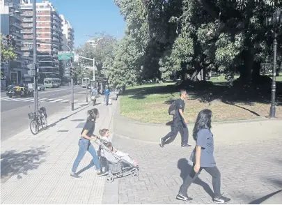  ??  ?? Parque Las Heras, un tradiciona­l paseo de Palermo sin vallas perimetral­es