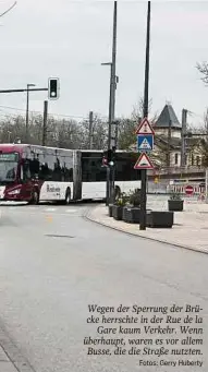  ?? Fotos: Gerry Huberty ?? Wegen der Sperrung der Brücke herrschte in der Rue de la Gare kaum Verkehr. Wenn überhaupt, waren es vor allem Busse, die die Straße nutzten.