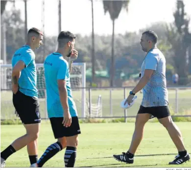  ?? MIGUEL ÁNGEL SALAS ?? Germán Crespo coloca picas en el césped de la Ciudad Deportiva durante el entrenamie­nto de ayer.