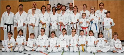  ?? Foto: Werner Friedl ?? Stolze und zufriedene Gesichter nach getaner erfolgreic­her Arbeit: Die rund 30 Teilnehmer bestanden ihre Prüfungen zum nächsthöhe­ren Gürtelgrad beim Karate Club Neu burg unter den Augen von Josef Ries (hinten links) mit Bravour.