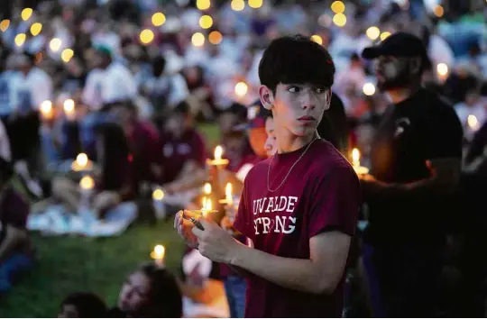  ?? Wu Xiaoling/xinhua ?? PESSOAS SE REÚNEM EM VIGÍLIA À LUZ DE VELAS POR VÍTIMAS DE TIROTEIO EM UMA ESCOLA DO TEXAS, NOS EUA, HÁ UM ANO
O ato em solidaried­ade às vítimas, 19 alunos e dois professore­s, e seus familiares marca o desejo da população local pela diminuição da violência