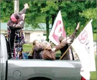  ?? MARK HUMPHREY ENTERPRISE-LEADER ?? Jerry Casey, also known as Sarge the Rodeo Clown, led youngsters accompanyi­ng him in cheers during the 64th annual Lincoln Rodeo parade passing through the Lincoln Square Saturday, May 19, 2017. The 2018 Lincoln Rodeo is co-sanctioned by the ACRA and IPRA.