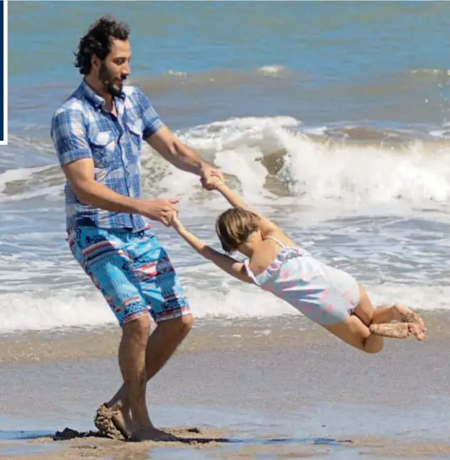  ??  ?? El actor está feliz de que la hija que tuvo con Gloria Carrá lo acompañe en La Feliz, donde actúa y dirige la obra el “El Ardor”. Padre e hija juegan en el balneario Piedra Marina y se meten al mar. Dice que la niña de 7 años tiene sus ojos y es una...