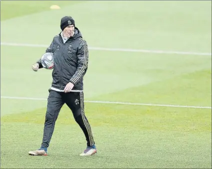  ?? FOTO: EFE ?? Zidane, durante uno de los entrenamie­ntos en la Ciudad Deportiva de Valdebebas