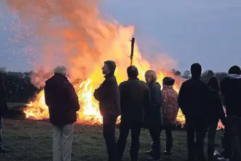  ?? FOTO: BERNDHAUSE­N/FEG GRAFWEG ?? Ein Osterfeuer besuchen ist eine von vielen Freizeitmö­glichkeite­n in den Ferien.