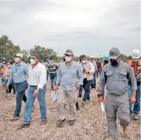  ?? FOTOS: MELVIN CUBAS. ?? RECORRIDO. El mandatario lideró la comitiva en la supervisió­n de los proyectos de reparación en bordos de Chamelecón y Choloma.