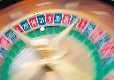  ?? Foto: AFP / Sebastian Bozon ?? Das Glück ist beim Spielen nicht immer auf der Seite der Glücksuche­nden. Das gilt am Spieltisch ebenso wie an Automaten.