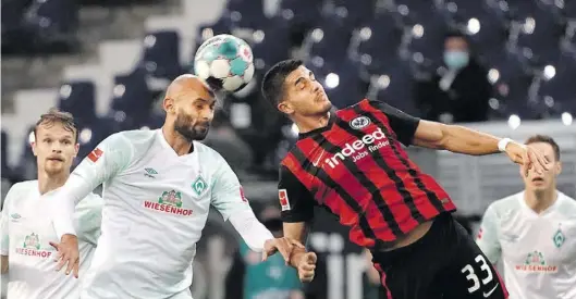  ?? BILD: Imago ?? Typisch Werder: Ömer Toprak (2. von links) gewinnt ein Kopfballdu­ell gegen den Frankfurte­r Andre Silva. Topraks Bremer Teamkolleg­en Christian Groß (links) und Niklas Moisander (rechts) schauen zu.