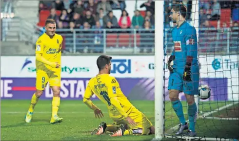  ??  ?? MARCÓ EN LA COPA DEL REY. El central grancanari­o Aythami Artiles consiguió anotar el primero de los dos empates ante la SD Eibar.