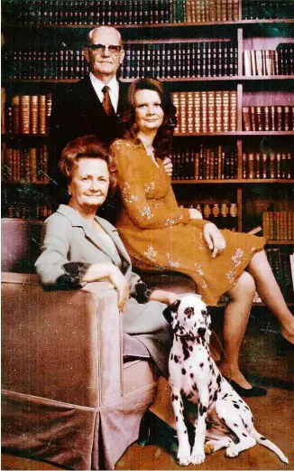  ?? Acervo FGV - CPDOC ?? Geisel, Lucy e Amália Lucy, filha do casal, no gabinete da Presidênci­a em 1974