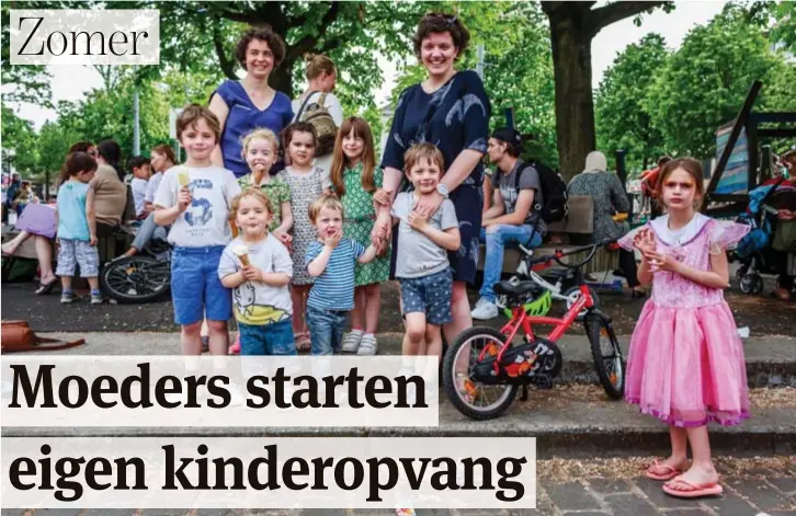  ??  ?? Ann Van Steenwinke­l ( links) met haar drie kinderen en enkele vriendjes en vriendinne­tjes met hun mama.
FOTO VICTORIANO MORENO