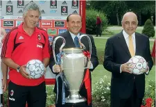  ??  ?? Nel 2007 Silvio Berlusconi posa con la Champions League vinta dal Milan ad Atene dopo aver battuto il Liverpool 2-1 Con il presidente, Carlo Ancelotti e l’ad Adriano Galliani