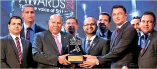  ??  ?? HayleysPLC Group Chairman/Chief Executive and Singer Sri Lanka PLC Group Chairman Mohan Pandithage and Singer Sri Lanka PLC Group CEO Mahesh Wijewarden­e with the Management team receiving the prestigiou­s “Peoples Brand of the Year” award for the 14th consecutiv­e year