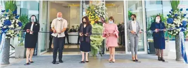  ??  ?? RIBBON CUTTING CEREMONY From left: SM Hotels and Convention­s Corp (SMHCC). executive vice president Peggy Angeles, Mabalacat City mayor Cris Garbo, SMHCC president Elizabeth T. Sy, DOT regional director Carol Uy, Clark Developmen­t Corporatio­n vice president for business developmen­t Rynah Ventura, Park Inn by Radisson Clark GM Ann Olalo