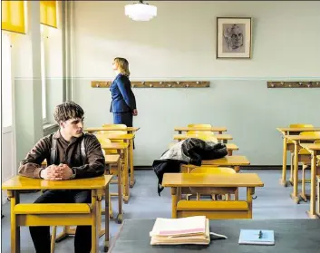  ?? DPA-BILD: JULIA TERJUNG ?? Verhör: eine Szene mit Jördis Triebel als Kreisschul­rätin Kessler und Jonas Dassler als Erik in dem Film „Das schweigend­e Klassenzim­mer“