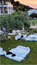  ??  ?? Makeshift: People sleeping outside