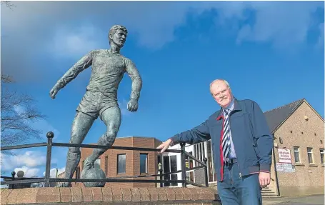  ?? Picture: Steven Brown. ?? Raith Rovers director Dave Wann beside the Jim Baxter memorial statue at Hill of Beath.