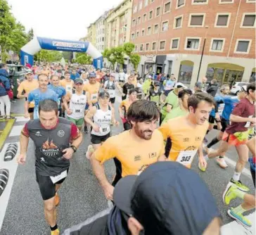  ?? ?? El grueso del pelotón de corredores, en la salida de ayer de la Media Maratón Pamplona.