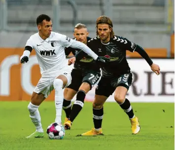  ?? Foto: Christian Kolbert ?? Wohin mit dem Ball? Linksverte­idiger Iago sucht einen Anspielpar­tner. In eigenem Ballbesitz offenbarte der FC Augsburg gegen den SC Freiburg (rechts Lucas Höler) Schwächen.