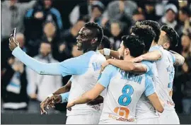  ?? GERARD JULIEN / AFP ?? Balotelli filma la celebració­n de su gol en el Marsella-St. Étienne