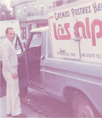  ??  ?? Altri tempi. Nicola, el padre de María Laura, junto a la camioneta de la fábrica de helados.