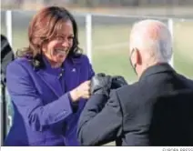  ?? EUROPA PRESS ?? Kamala Harris saluda a Joe Biden tras tomar posesión.