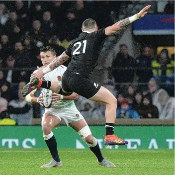  ??  ?? England’s Henry Slade (left) takes on New Zealand’s T J Perenara at Twickenham on SaturdayGA­RETH DAVIES/PPAUK