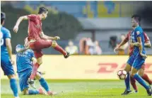  ?? — AFP ?? Shanghai SIPG’s Oscar (L) kicking the ball at a Guangzhou R&F player (R) in an incident that led to a brawl during their Chinese Super League match in Guangzhou, in China’s southern Guangdong province.