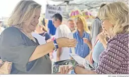  ?? PP SAN FERNANDO ?? De Alba, en plena campaña en el mercadillo de los jueves.