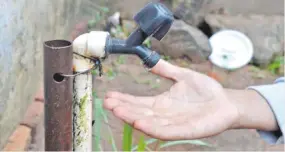  ??  ?? Tras fallo de una bomba de agua, ciudadanos se quedaron sin el servicio.