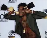  ??  ?? Desiigner poses in the press room with the awards for Song And Top Streaming song (video) for ‘Panda’.