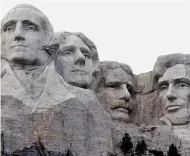  ?? Foto: dpa/Jerzy Dabrowski ?? In Mount Rushmore sind die bis 1941 als größte Präsidente­n der USA geltenden Köpfe in Stein gemeißelt: Washington, Jefferson, Roosevelt und Lincoln (v.l.n.r.).