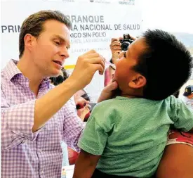  ??  ?? El mandatario chiapaneco destacó que esta Semana Nacional de Vacunación se enfoca principalm­ente en la aplicación de la vacuna oral contra la poliomieli­tis (Sabin).