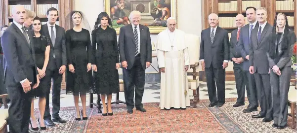  ??  ?? El papa Francisco (al centro) durante la toma de foto, ayer, con el presidente Donald Trump (a su derecha) y sus acompañant­es, incluyendo su esposa Melania (con mantilla), su hija Ivanka y el esposo de ésta, Jared Kushner, en el Vaticano. En las redes...