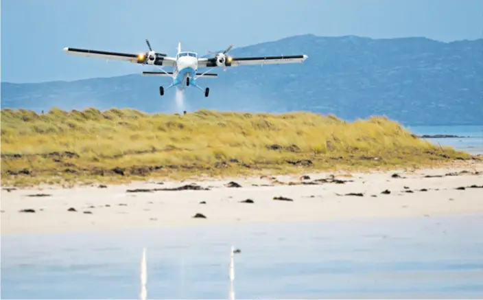  ?? ?? LETOM PRELAZITE 2700 metara, a primjerice dužina piste na velikogori­čkom aerodromu samo je 3251 metar. Na fotografij­i je Loganairov avion s linije Westray – Papa Westray