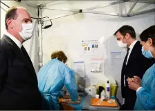  ??  ?? Jean Castex et Olivier Véran en visite dans un centre de vaccinatio­n à Saint-Rémy-lès-Chevreuse (Yvelines).
