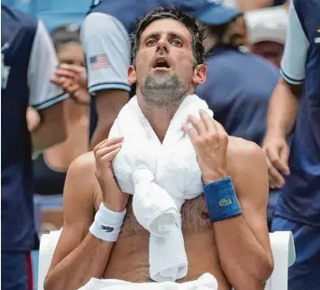  ?? Foto: Timothy Clary, afp ?? 36 Grad, hohe Luftfeucht­igkeit, kaum Schatten: „Brutale Bedingunge­n“machten Wimbledons­ieger Novak Djokovic bei den US Open sichtlich zu schaffen.