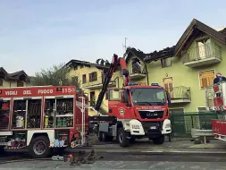  ?? (foto vigili del fuoco di Lavis) ?? Il rogo A sinistra, il tetto della palazzina in fiamme. Accanto, i vigili del fuoco al lavoro per bonificare l’area